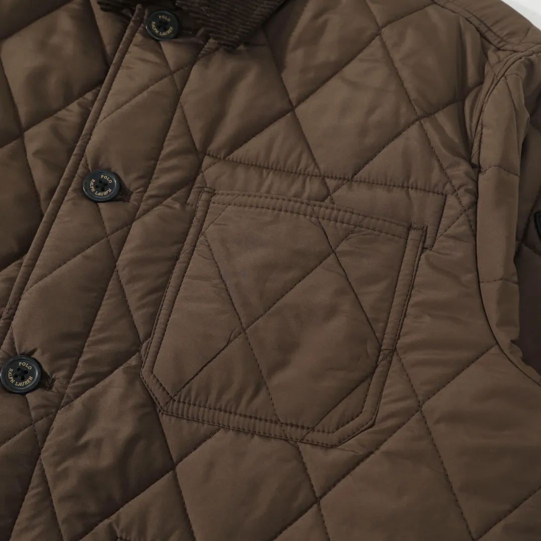 P370 #R50 Ralph Lauren/Ralph Lauren classic old money style workwear rhombus retro cotton jacket. Inspired by retro workwear, it reshapes the contemporary British style. Imported machine-pressed diamond quilting technology, every quilting line is accurately aligned, and the details are full of ingenuity; three-dimensional tailoring creates a neat H-shaped silhouette, and it can still remain light and straight when worn in multiple layers in autumn and winter. Customized metal buttons, low-key embellished textured corduroy lapel design, full of retro atmosphere, 37.5° temperature control black technology, breathable and moisture-proof, locks in temperature and sweat, waterproof and snow-proof fabric, no fear of bad weather, anti-run cotton patented technology, warm and soft, long-wearing without deformation, five high-end colors: navy | khaki | black | green | brown, easily suitable for commuting, leisure, and travel. Wearing one piece gives off a calm temperament of "old money style", and you can have both style and warmth in low-temperature weather.  Color: Navy blue, black, khaki, military green, brown Size: S M L